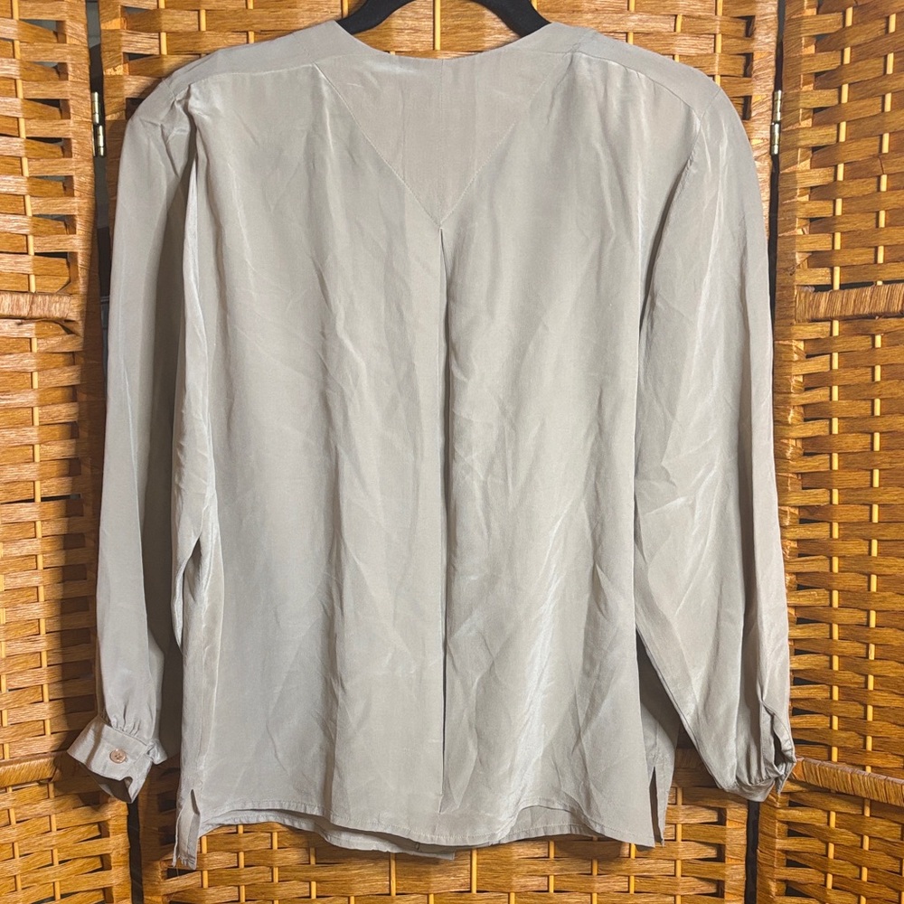 💰💰 3/$10
Elegant Women’s Taupe silk blouse - Picture 5 of 5